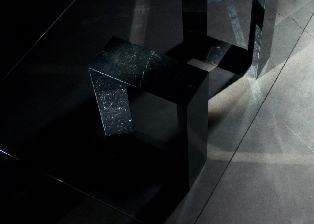 mesa comedor muria mármol negro marquina